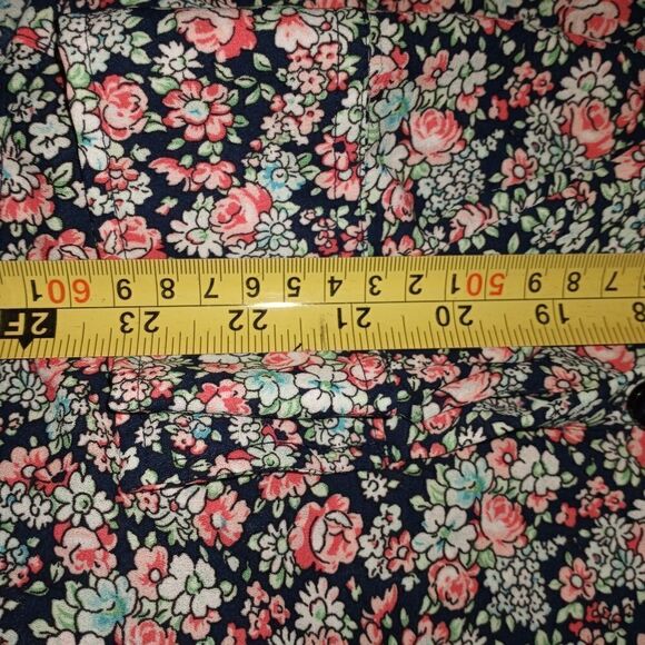 New York & Company M Mlticlrd Buttonup LslvsPockets Floral V-Neck Women's Shirt. - Picture 8 of 9